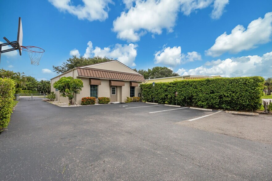 871 106th Ave N, Naples, FL à vendre - Photo de l’immeuble – Image 1 sur 30