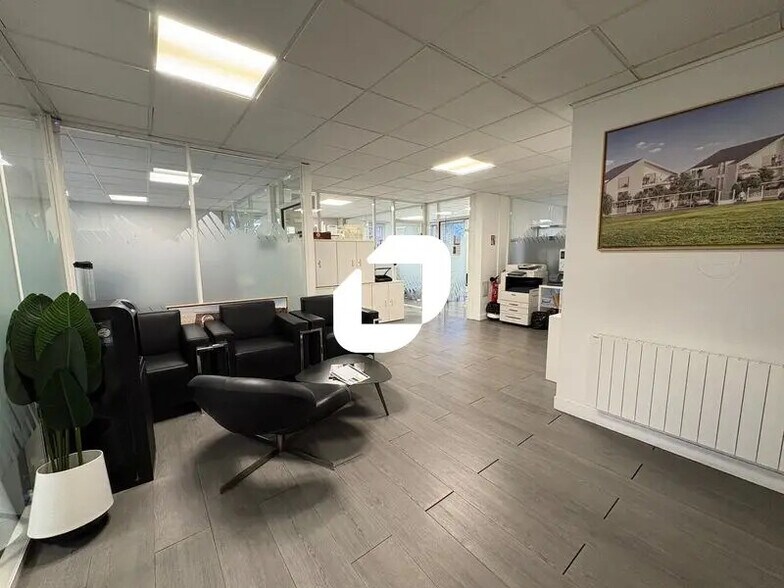 Bureau dans Voisins-le-Bretonneux à louer - Photo intérieure – Image 2 sur 14