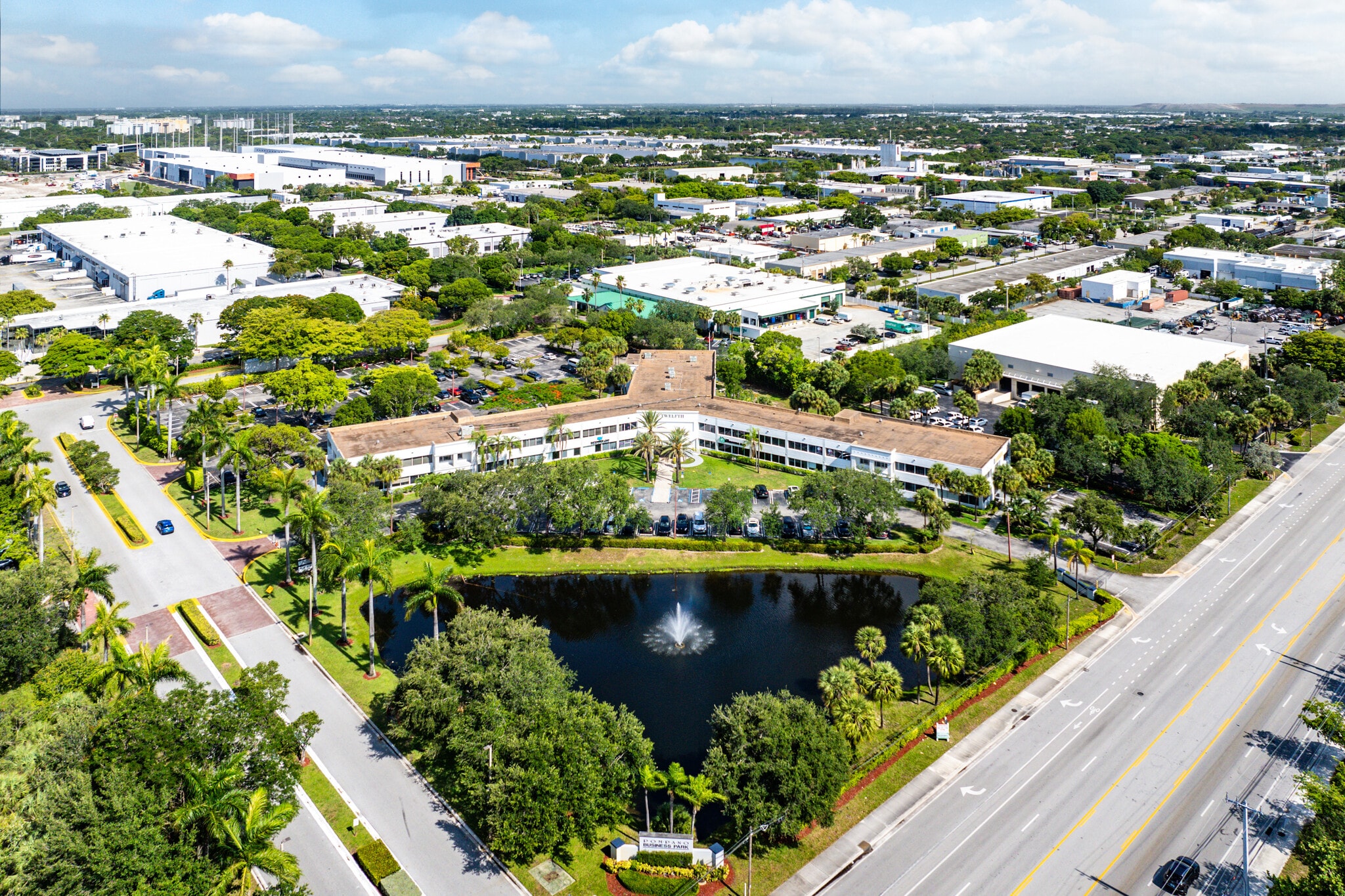 555 S Andrews Ave, Pompano Beach, FL à louer Photo de l’immeuble– Image 1 sur 16