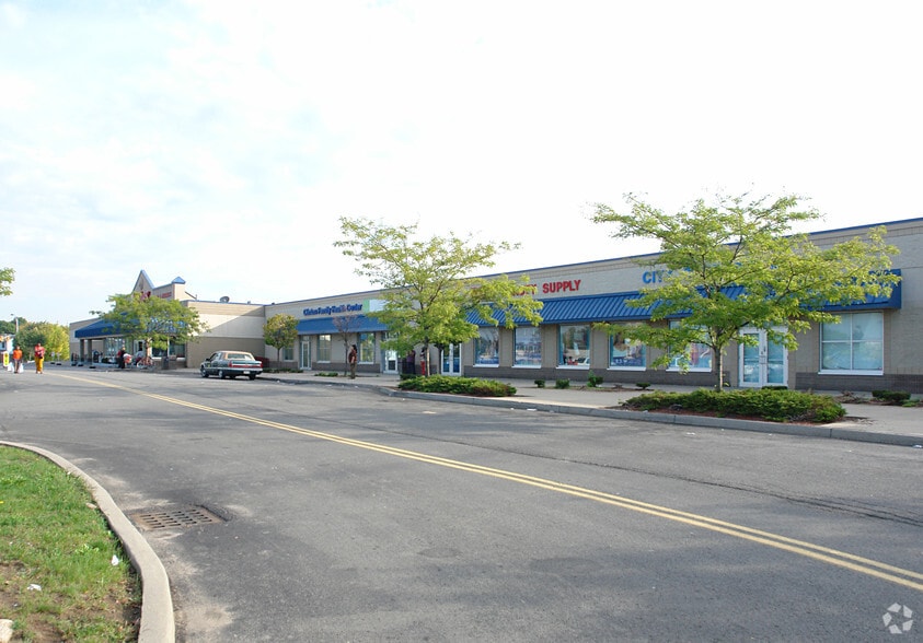 265-315 Upper Falls Blvd, Rochester, NY à louer - Photo principale – Image 1 sur 4