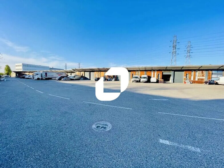 Local d’activités dans Saint-Priest à louer - Photo de l’immeuble – Image 3 sur 7