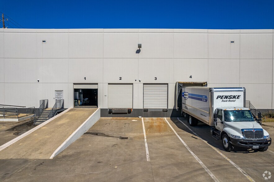 3301 Wood Dr, Garland, TX à louer - Photo de l’immeuble – Image 3 sur 5