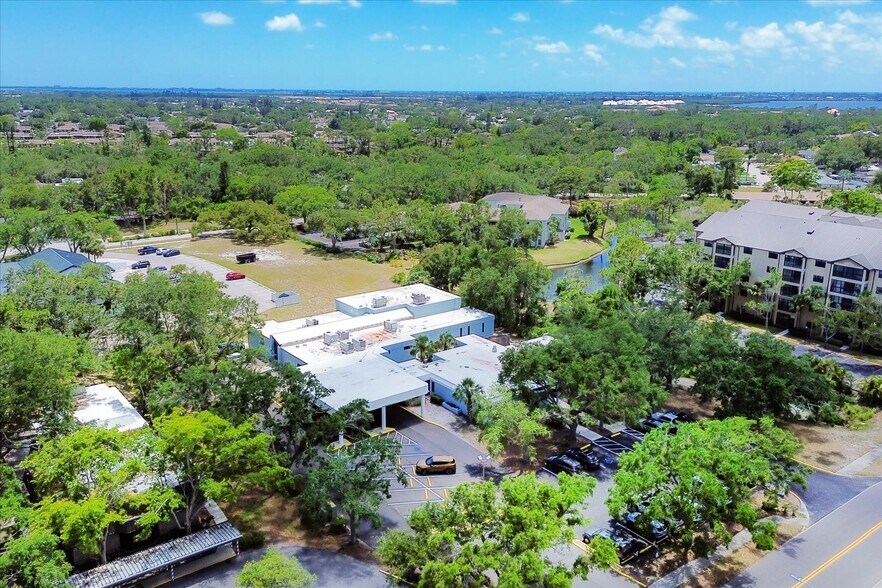 6215 21st Ave, Bradenton, FL à vendre - Photo de l’immeuble – Image 1 sur 16