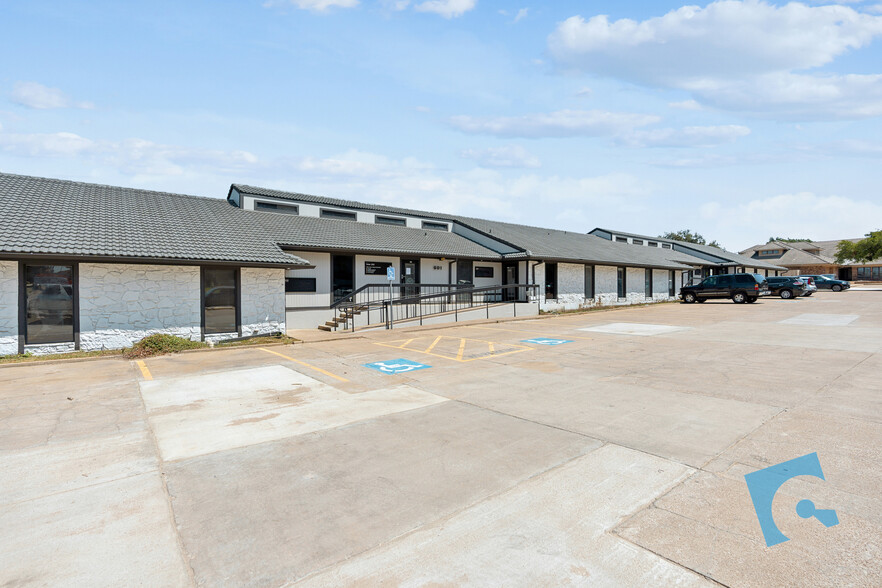 601 Omega Dr, Arlington, TX à louer - Photo de l’immeuble – Image 2 sur 16