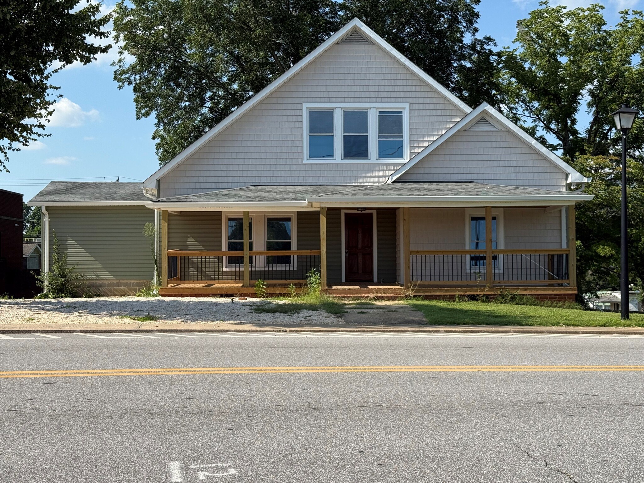 237 E Main St, Yadkinville, NC à louer Photo principale– Image 1 sur 16