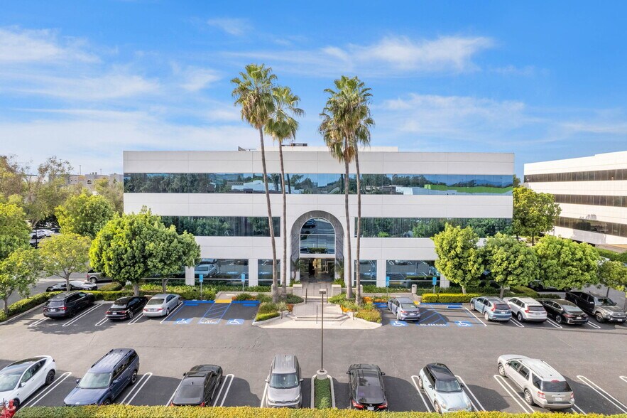 10 Corporate Park, Irvine, CA à louer - Photo de l’immeuble – Image 2 sur 16