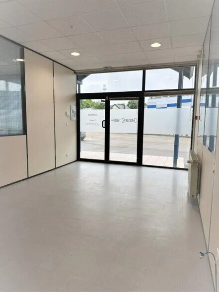 Local d’activités dans Besançon à louer - Photo de l’immeuble – Image 3 sur 14