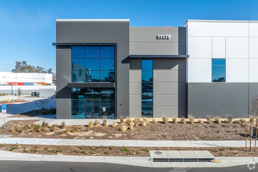 11179 Banana Ave, Fontana, CA à louer - Photo de l’immeuble – Image 3 sur 7