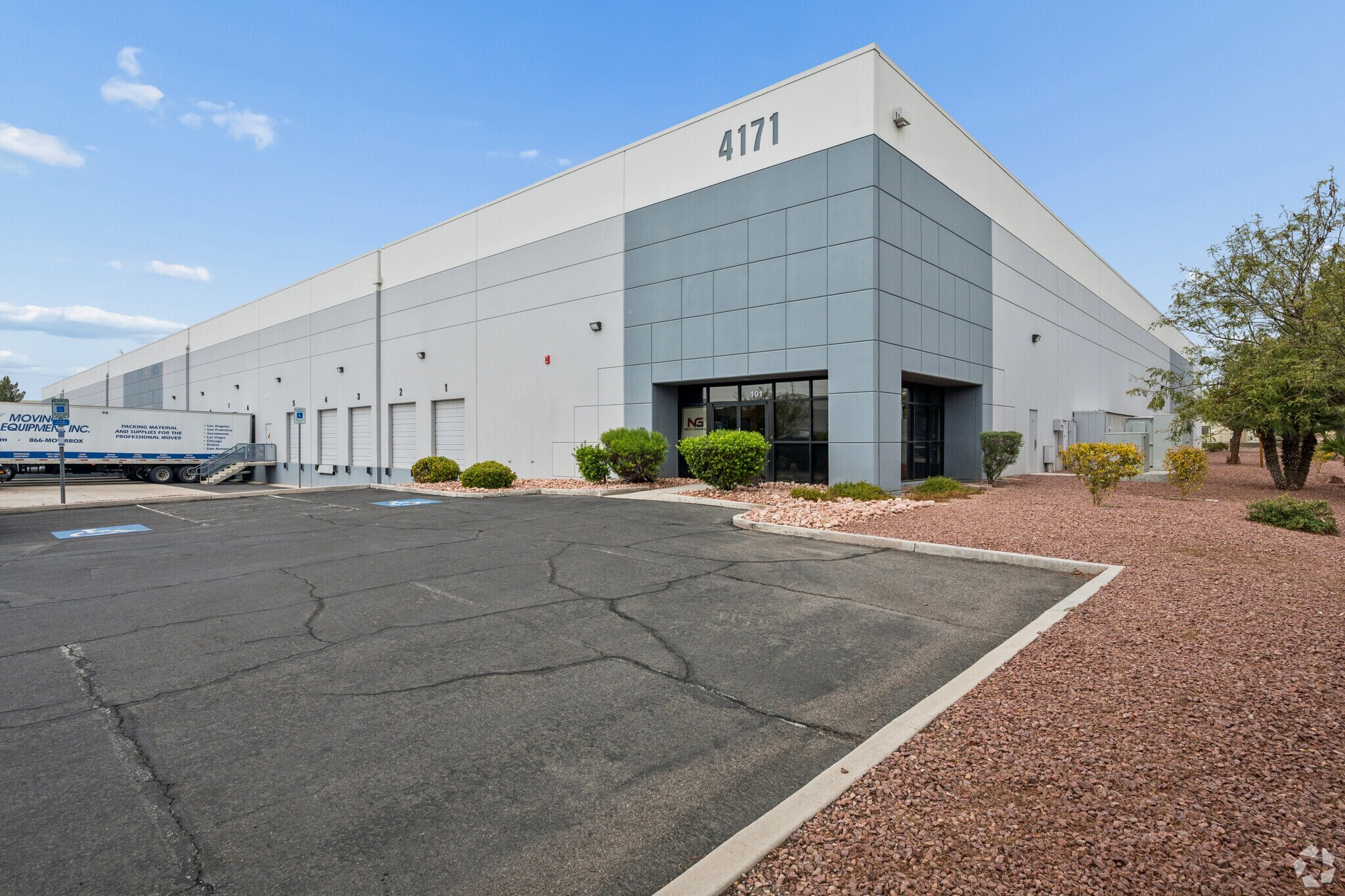 4171 Distribution Cir, North Las Vegas, NV à louer Photo de l’immeuble– Image 1 sur 13