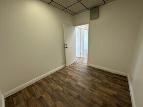 106 W Lime Ave, Monrovia, CA à louer Photo de l’immeuble– Image 2 sur 12