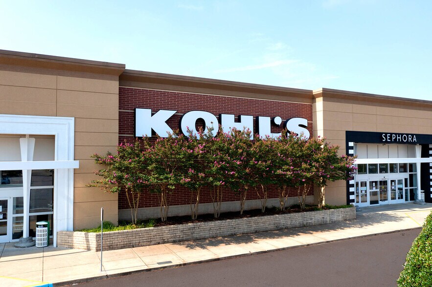 120-180 Woodstock Square Ave, Woodstock, GA à louer - Photo de l’immeuble – Image 2 sur 4