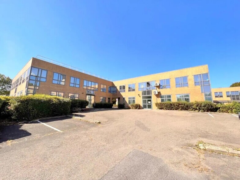 Local d'activités dans Montigny-le-Bretonneux à vendre - Photo de l’immeuble – Image 1 sur 14