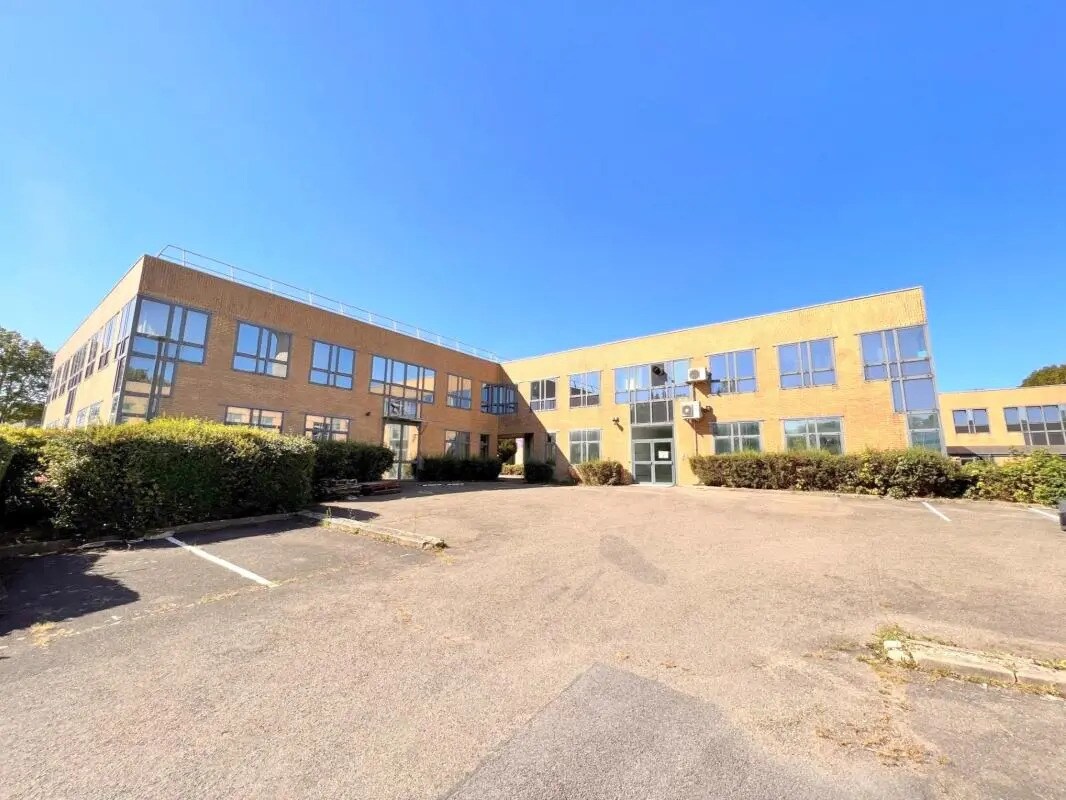 Local d'activités dans Montigny-le-Bretonneux à vendre Photo de l’immeuble– Image 1 sur 15