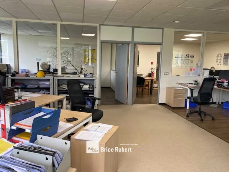 Local d’activités dans Genas à louer - Photo de l’immeuble – Image 2 sur 9