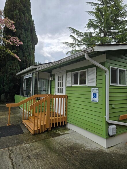 390 E Sunset Way, Issaquah, WA à louer - Photo de l’immeuble – Image 2 sur 16