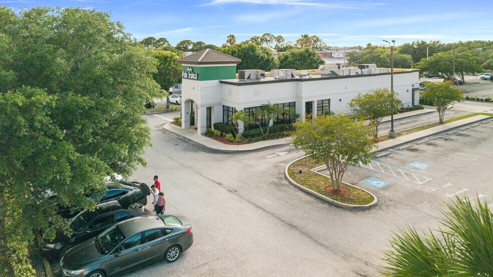 828 Providence Rd, Brandon, FL à vendre - Photo de l’immeuble – Image 2 sur 9