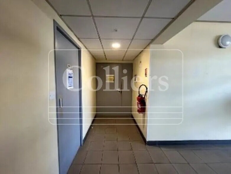 Bureau dans Vitrolles à vendre - Photo de l’immeuble – Image 3 sur 23