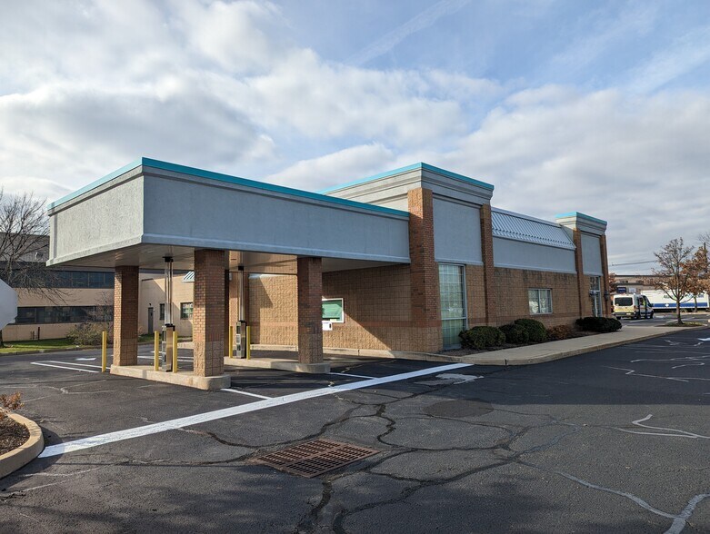 136 Talmadge Rd, Edison, NJ à louer - Photo de l’immeuble – Image 3 sur 12