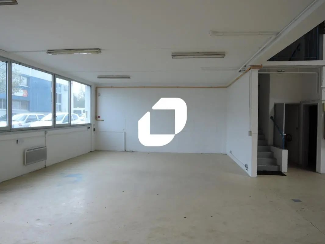 Local d’activités dans Champs-sur-Marne à louer Photo intérieure– Image 1 sur 6