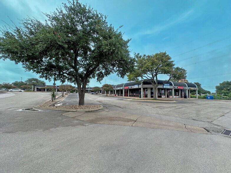 2521 Rutland Dr, Austin, TX à louer - Photo de l’immeuble – Image 2 sur 4