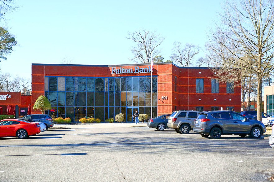 601 Thimble Shoals Blvd, Newport News, VA à louer - Photo principale – Image 1 sur 12