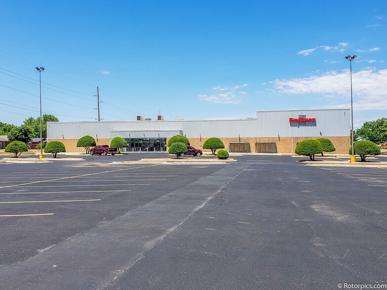 1130 SW Lee Blvd, Lawton, OK à louer - Photo principale – Image 1 sur 1