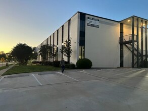 7135 Office City Dr, Houston, TX à louer Photo de l’immeuble– Image 2 sur 11