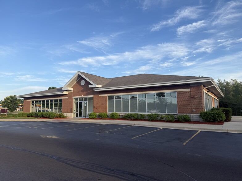 900 S Milwaukee Ave, Vernon Hills, IL à louer - Photo de l’immeuble – Image 3 sur 15