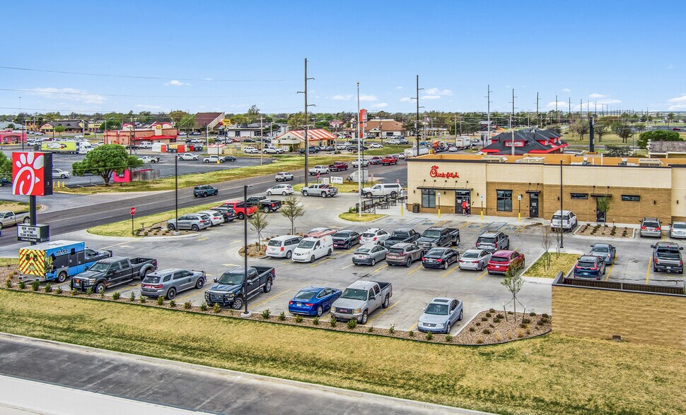 201 E Tamarack Rd, Altus, OK à vendre - Photo de l’immeuble – Image 3 sur 4