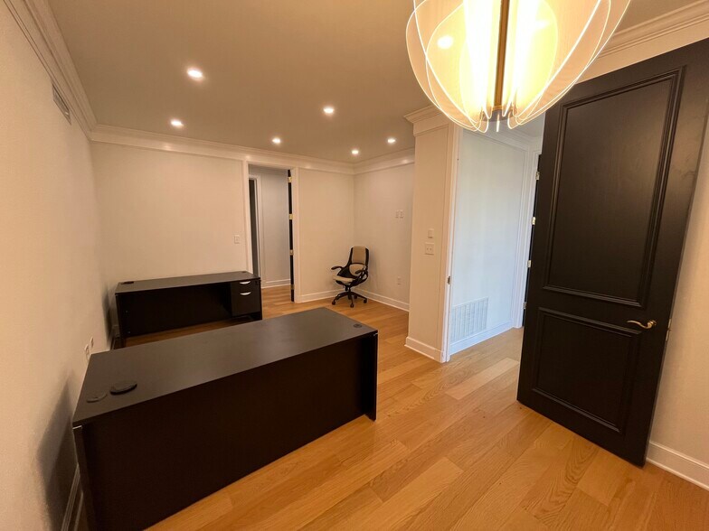 1042 NW 69th St, Oklahoma City, OK à louer - Photo de l’immeuble – Image 3 sur 6