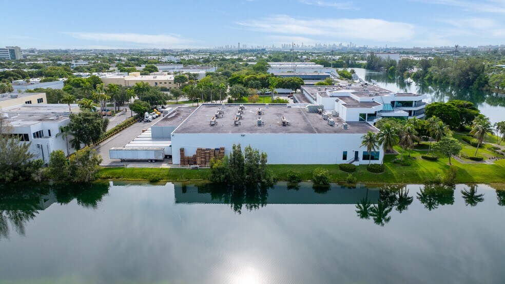 1800 NW 89th Pl, Miami, FL à vendre - Photo de l’immeuble – Image 3 sur 9
