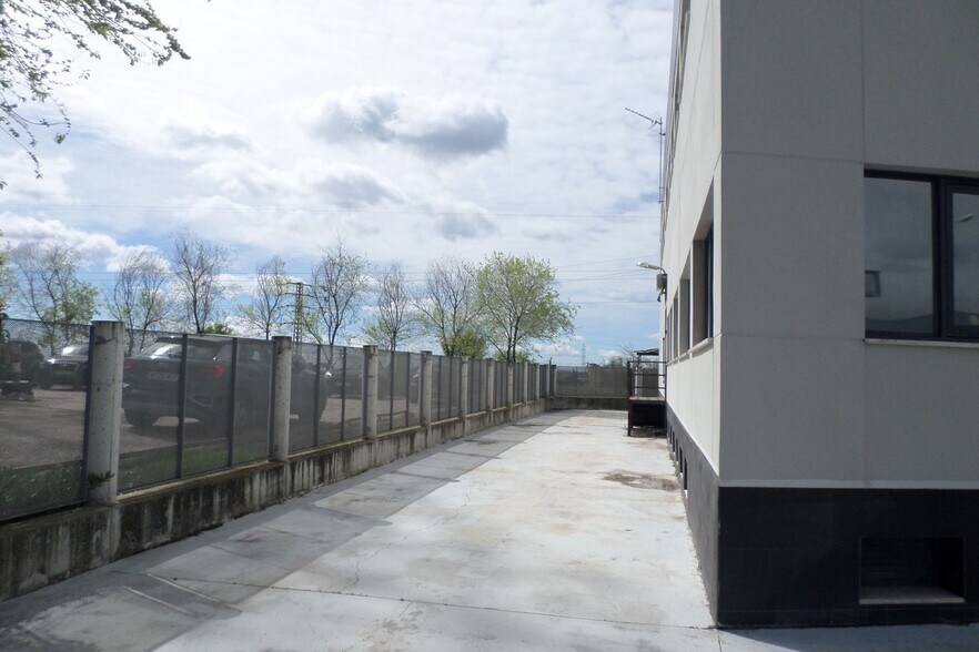 Industriel/Logistique dans Villaviciosa de Odón, Madrid à vendre - Photo de l’immeuble – Image 2 sur 8