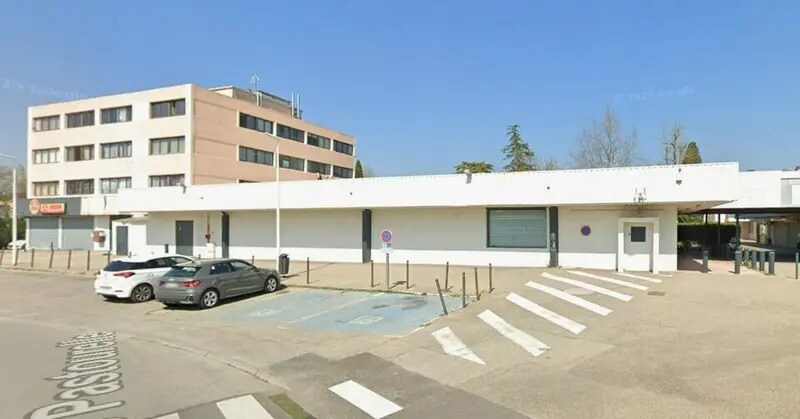 Local commercial dans Saint-Martin-de-Crau à louer Photo de l’immeuble– Image 1 sur 3