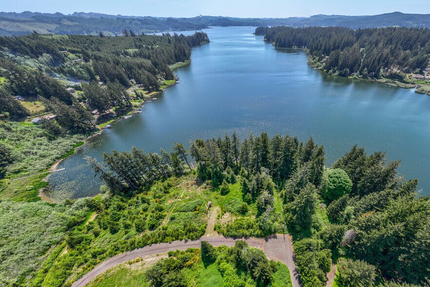83615 Clear Lake Rd, Florence, OR à vendre - Photo de l’immeuble – Image 2 sur 7