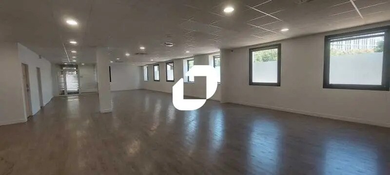 Bureau dans Saint-Denis à louer - Photo de l’immeuble – Image 3 sur 13