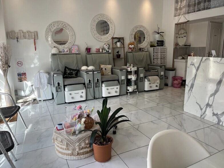 Local d’activités dans Saint-Maur-des-Fossés à louer - Photo de l’immeuble – Image 2 sur 3