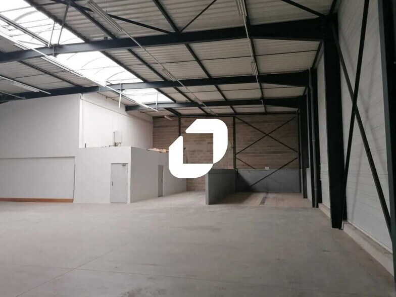 Local d’activités dans Neuville-sur-Saône à louer - Photo de l’immeuble – Image 3 sur 16