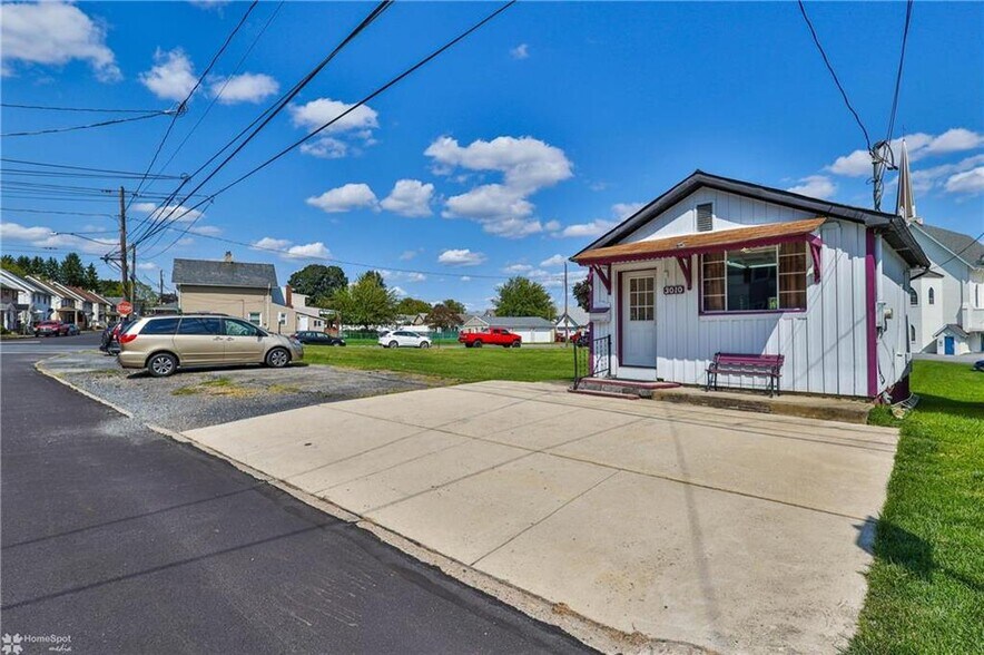 3010 S 2nd St, Hokendauqua, PA à vendre - Photo de l’immeuble – Image 3 sur 12