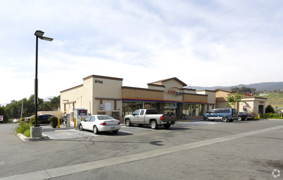 8765 Dos Lagos Dr, Corona, CA à vendre - Photo de l’immeuble – Image 3 sur 3