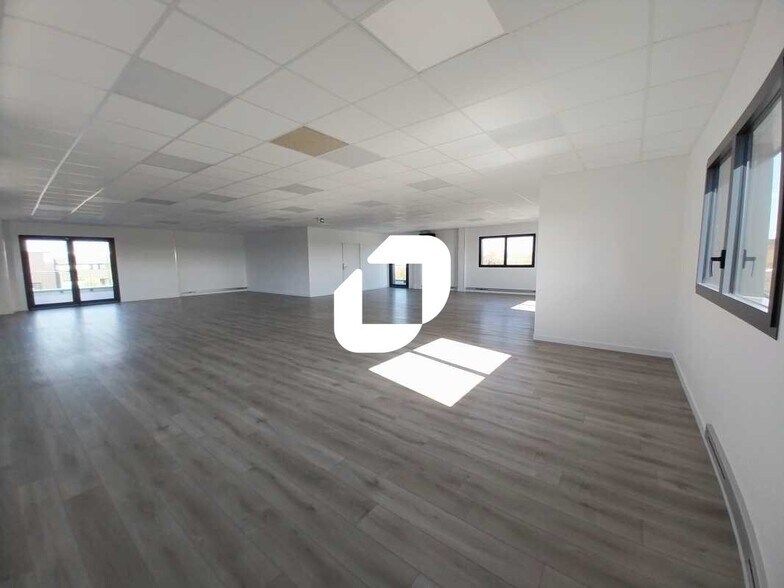 Bureau dans Gazeran à louer - Photo de l’immeuble – Image 2 sur 8