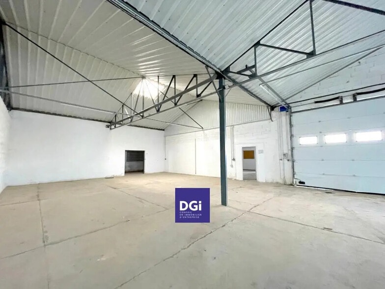 Local d’activités dans Garons à louer - Photo de l’immeuble – Image 3 sur 5