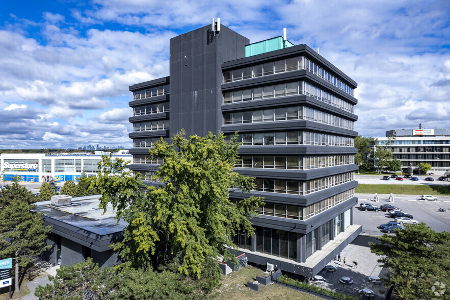 15 Gervais Dr, Toronto, ON à louer - Photo principale – Image 1 sur 6