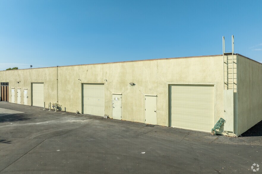 15500 Rockfield Blvd, Irvine, CA à louer - Photo de l’immeuble – Image 2 sur 5