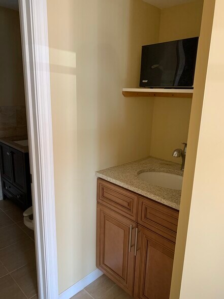 149-07 14th Ave, Whitestone, NY à louer - Photo intérieure – Image 3 sur 12