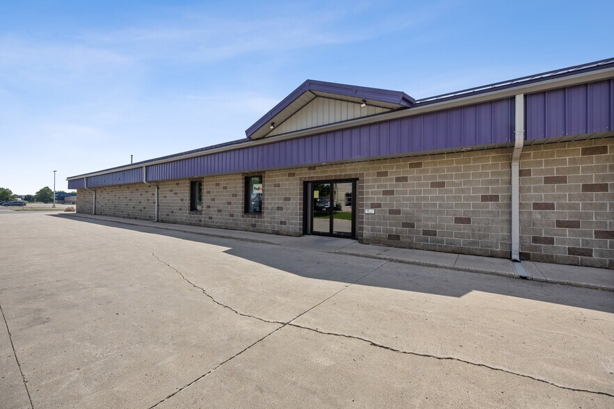 3100 8th St S, Moorhead, MN à vendre - Photo de l’immeuble – Image 2 sur 27