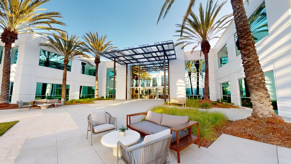 6220 Greenwich Dr, San Diego, CA à louer - Photo de l’immeuble – Image 2 sur 5