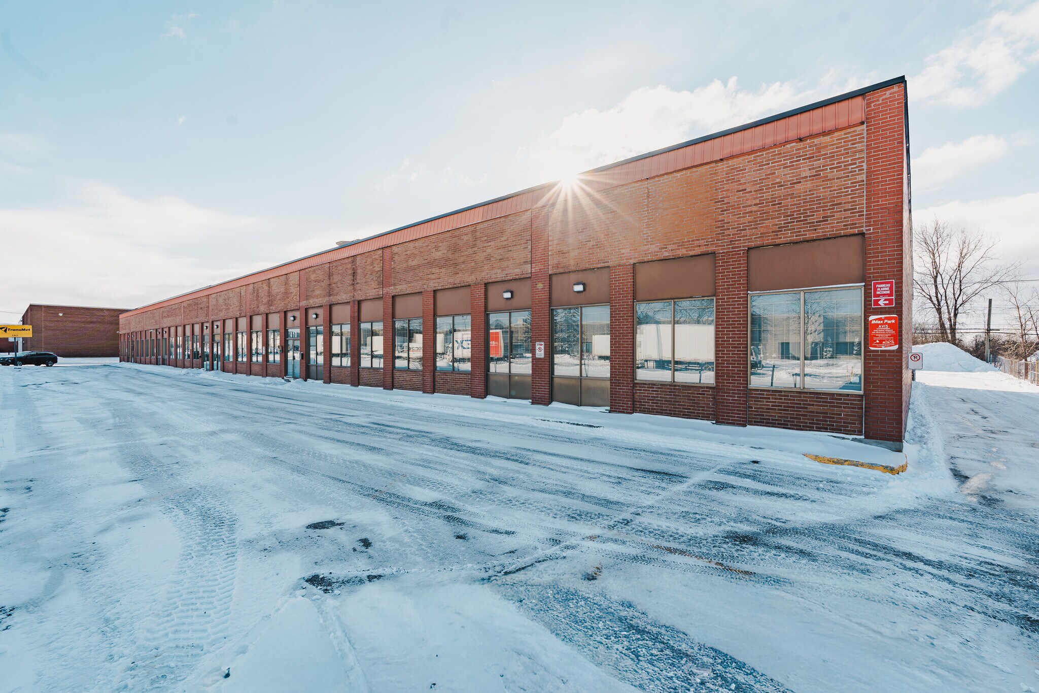 380-410 Rue McCaffrey, Montréal, QC à louer Photo de l’immeuble– Image 1 sur 6