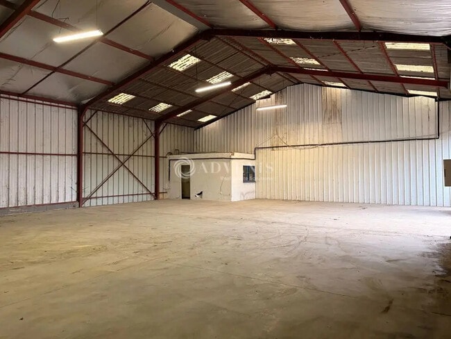 Plus de détails pour Local d'activités à louer