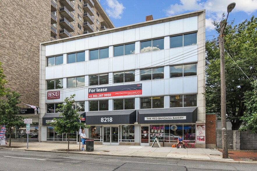 8216-8218 Wisconsin Ave, Bethesda, MD à louer - Photo de l’immeuble – Image 1 sur 4
