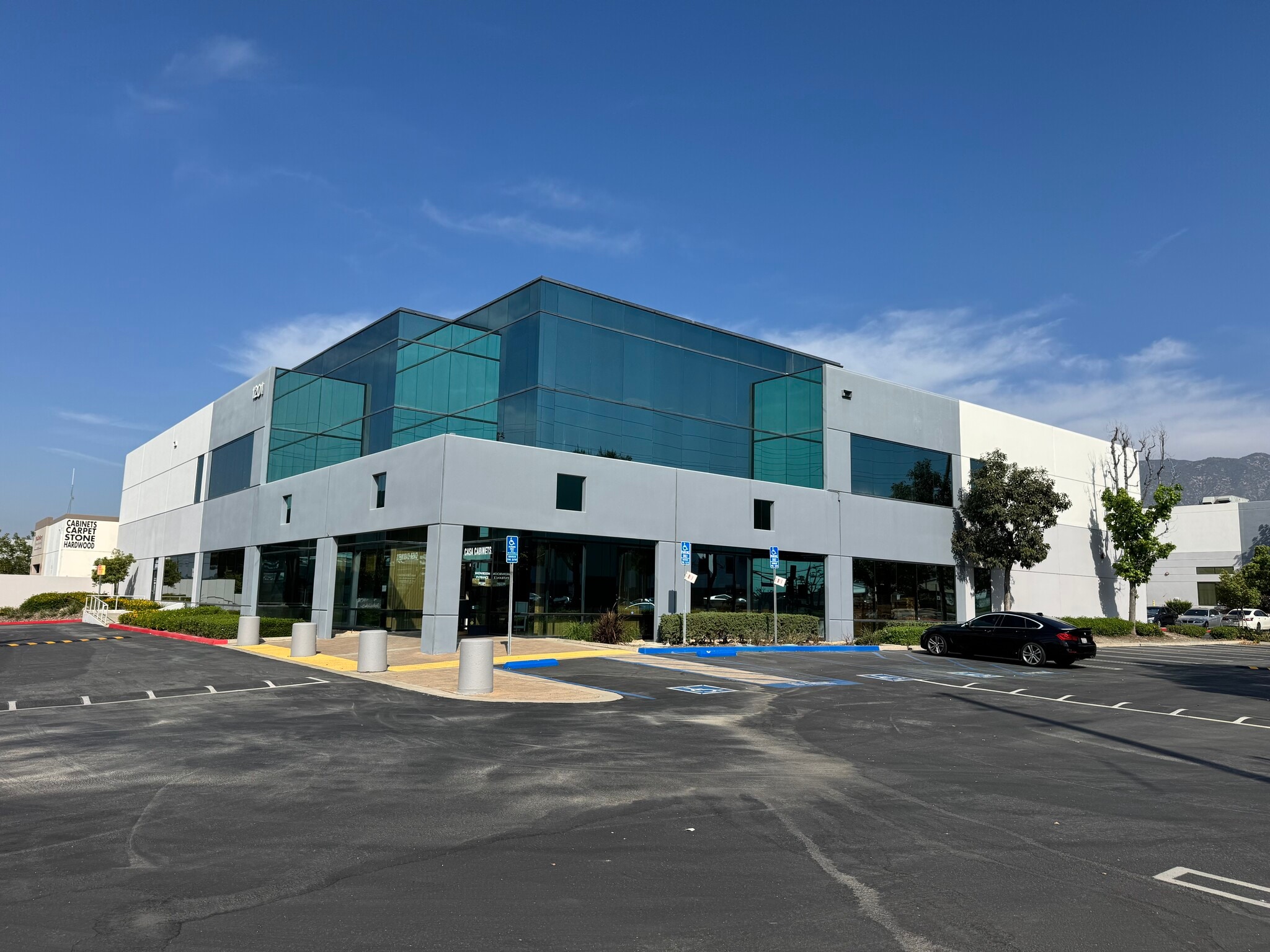 1201 W Foothill Blvd, Azusa, CA à louer Photo intérieure– Image 1 sur 2